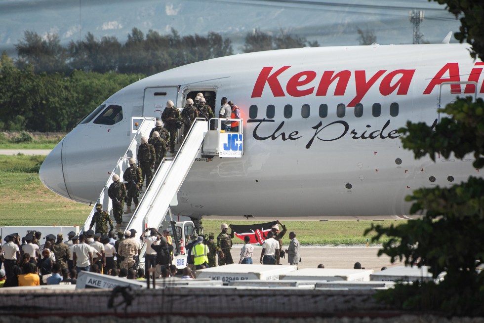 Kenyan soldiers disembark from a plane this Tuesday, at the Toussaint Louverture airport in Port-au-Prince (Haiti).  EFE/ Johnson Sabin