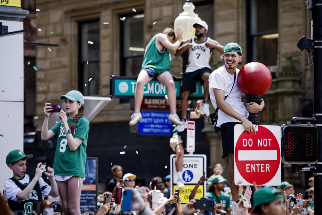 Celtics fans celebrate the NBA title in Boston, Massachusetts (USA).  EFE/CJ GUNTHER