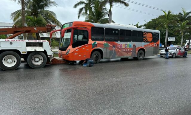 Cancun: bus drivers travel on sidewalks and bike lanes