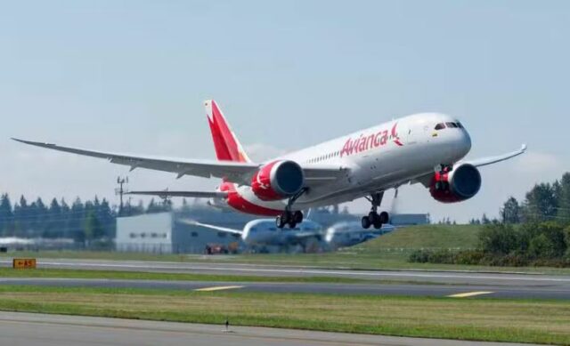 Avianca Boeing 787 returns to Madrid due to window failure