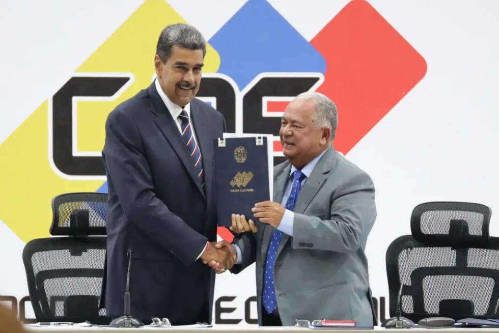 Venezuelan President Nicolas Maduro (L) and the president of the National Electoral Council (CNE), Elvis Amoroso, hold the swearing-in ceremony of the president-elect on Monday, in Caracas (Venezuela). EFE/ Ronald Peña R.