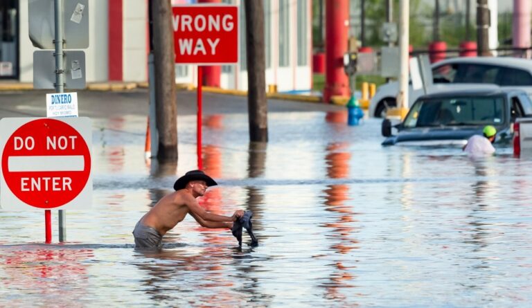 EA2074 USA TEXAS HURRICANE BERYL