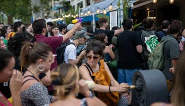 Barcelona: viral attack on tourists with water pistols to protest overcrowding