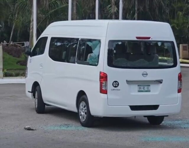 Cozumel: taxi drivers attack a vehicle with tourists with stones