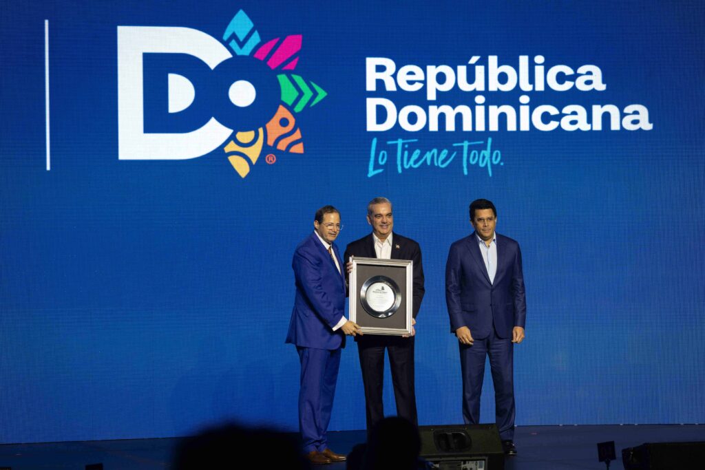 The president of the BHD, Steven Puig, the president of the BHD, Steven Puig, receives the recognition from President Abinader and Minister Collado.