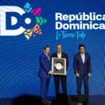 The president of the BHD, Steven Puig, the president of the BHD, Steven Puig, receives the recognition from President Abinader and Minister Collado.